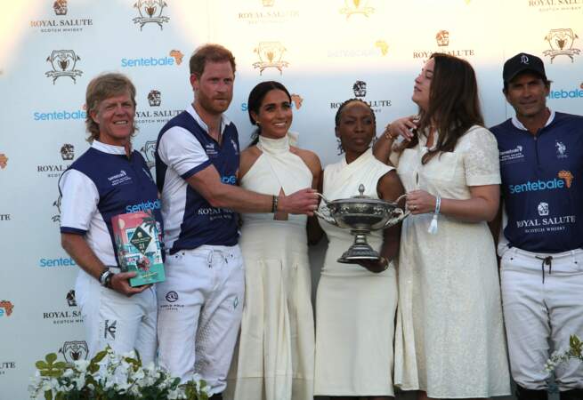 La duchesse de Sussex et le duc de Sussex pose pour des photos après avoir participé au Royal Salute Polo Challenge, au profit de l'association Sentebale.