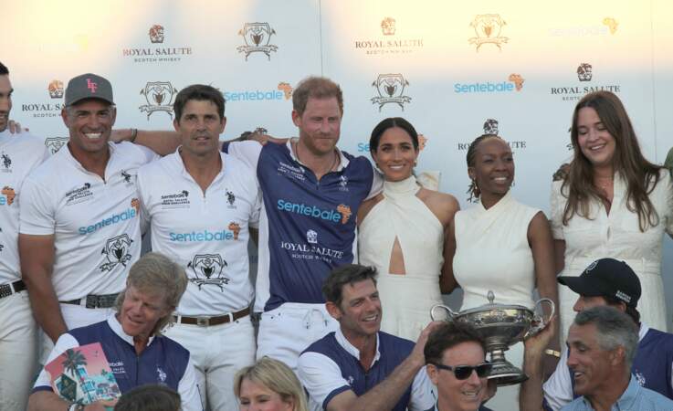 La duchesse de Sussex et le duc de Sussex pose pour des photos avec les équipes après avoir participé au Royal Salute Polo Challenge.