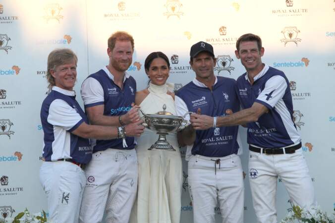 Le prince Harry et Meghan Markle posent après la victoire de son équipe, la Royal Salute Sentebale Team, sur la Grand Champions Team, lors du Royal Salute Polo Challenge.