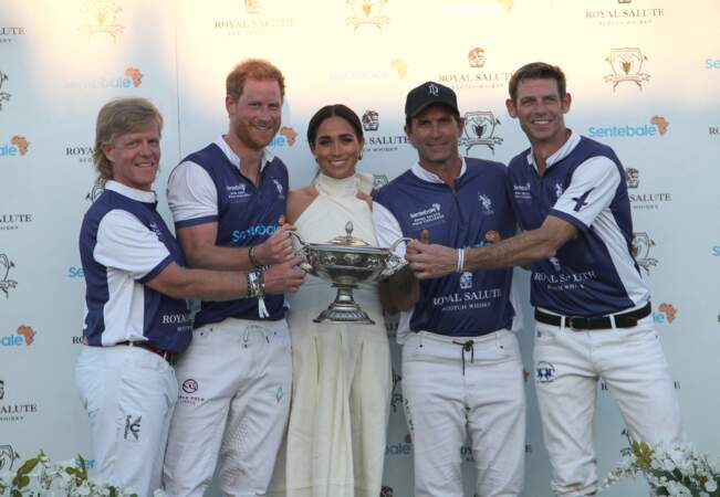 La duchesse de Sussex et son mari, le duc de Sussex, après la victoire de son équipe, la Royal Salute Sentebale Team, sur la Grand Champions Team, lors du Royal Salute Polo Challenge.