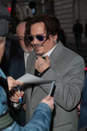 La star hollywoodienne Johnny Depp foule le tapis rouge lors de la première britannique de Jeanne du Barry à Londres.