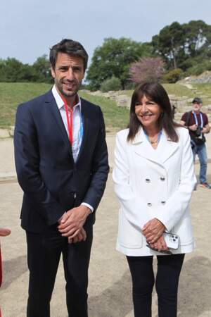 Président du Comité d'organisation des Jeux olympiques et paralympiques de Paris 2024, Tony Estanguet avec la maire de Paris Anne Hidalgo lors de la cérémonie d'allumage de la flamme olympique pour les Jeux Olympiques de Paris 2024.