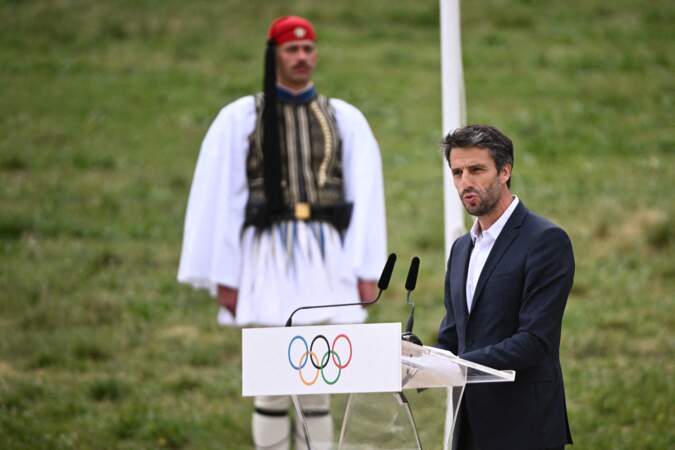 Tony Estanguet prononce un discours lors de la cérémonie d'allumage de la flamme olympique pour les Jeux olympiques de Paris 2024.