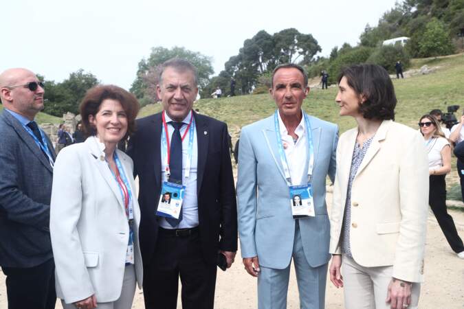 Nikos Aliagas et la ministre française des Sports Amélie Oudea-Castera lors de la cérémonie d'allumage de la flamme olympique pour les Jeux Olympiques de Paris 2024.