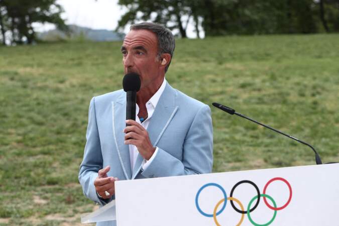 Nikos Aliagas prononce son discours lors de la cérémonie d'allumage de la flamme olympique pour les Jeux olympiques de Paris 2024.