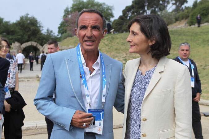 La cérémonie de passation, présentée par le franco-grec Nikos Aliagas avec la ministre des Sports Amélie Oudea-Castera lors de la cérémonie d'allumage de la flamme olympique pour les Jeux Olympiques de Paris 2024.