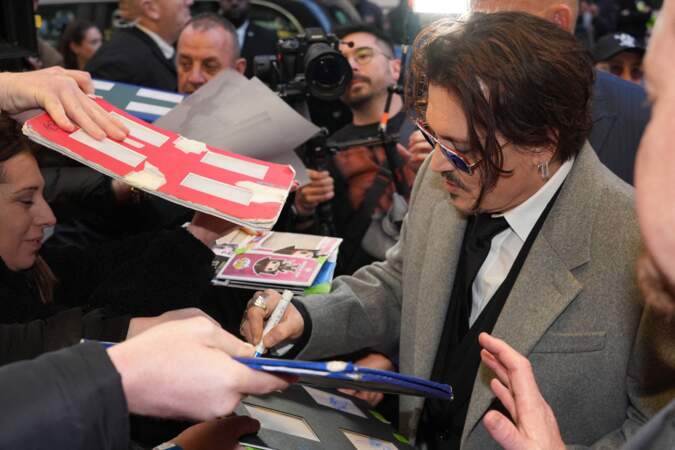 Johnny Depp signe un autographe à son arrivée à la première britannique de Jeanne Du Barry.