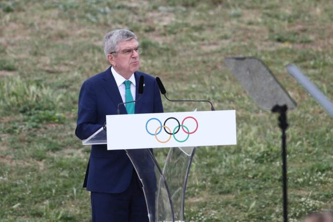 Le président du Comité international olympique (CIO) Thomas Bach prononce un discours lors de la cérémonie d'allumage de la flamme olympique pour les Jeux olympiques de Paris 2024.