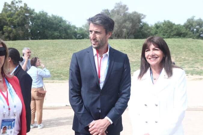 Tony Estanguet et la maire de Paris Anne Hidalgo lors de la cérémonie d'allumage de la flamme olympique pour les Jeux Olympiques de Paris 2024.