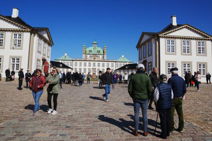 De nombreux visiteurs sont présents au château de Fredensborg pour la célébration du 84ᵉ anniversaire de la reine Margrethe II.