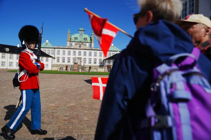La garde royale en uniforme galla à l'occasion du 84ᵉ anniversaire de la reine Margrethe, au château de Fredensborg.