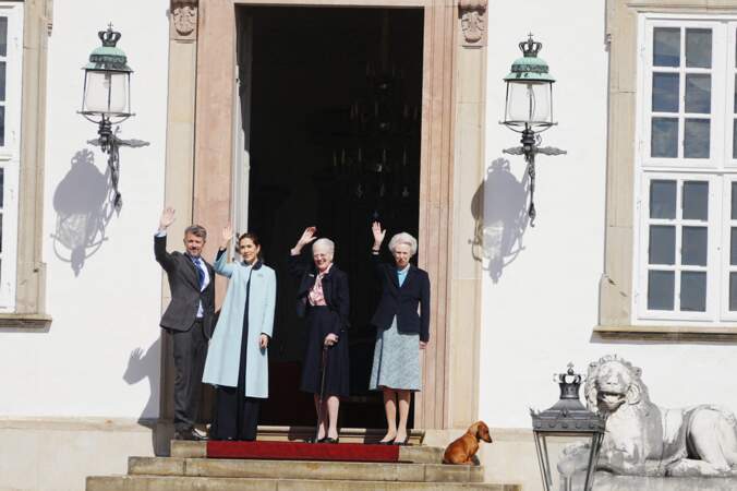 Le roi Frederik X, la reine Mary, la reine Margrethe II et la princesse Benedikte du Danemark font un signe de la main depuis le château de Fredensborg lors de la célébration du 84ᵉ anniversaire de la reine Margrethe II, mardi 16 avril 2024.