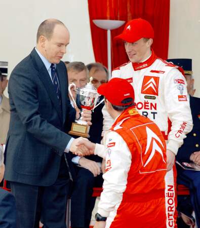 Le Prince Albert de Monaco félicite le pilote Citroën belge François Duval lors du rallye de Monte-Carlo, à Monaco, le 23 janvier 2005.