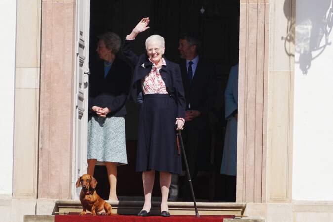 La reine Margrethe II du Danemark salue la foule depuis le château de Fredensborg lors de la célébration de son 84ᵉ anniversaire.