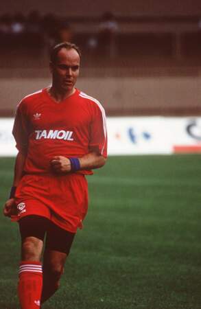 En 1993, Albert de Monaco passe beaucoup de temps sur le terrain de foot, il apprécie jouer au ballon rond.
Depuis cette même année, il est également parrain de la Patrouille de France.