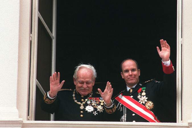 Rainier II et Albert saluent la foule de leur balcon lors de la Fête Nationale de Monaco, en 1998.