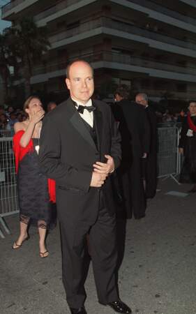En 2000, le prince Albert de Monaco participe au Gala de l'AmFar lors du 53ᵉ Festival du Film.