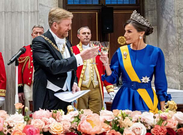 La reine Letizia et le roi Willem-Alexander portent un toast lors du dîner de gala.