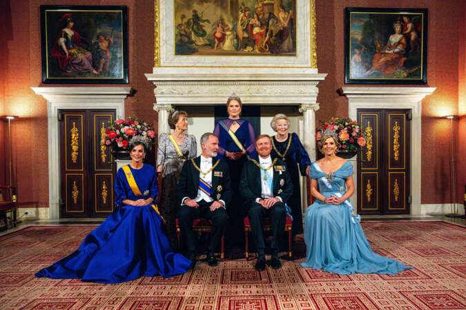La famille royale des Pays-Bas et la famille royale d'Espagne prennent la pose pour un portrait officiel. 