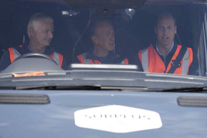 Le prince de Galles est assis dans une camionnette de livraison.