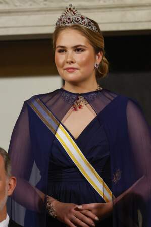 La princesse Catharina-Amalia prend la pose durant le diner organisé pour le roi d'Espagne Felipe et la reine Letizia. 