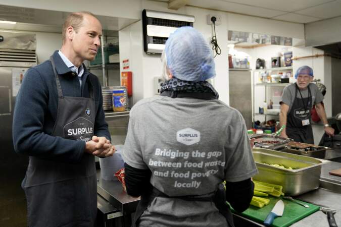 Le prince de Galles visite une organisation caritative de redistribution alimentaire.