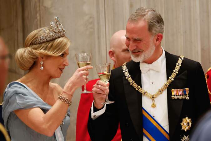 Le roi d'Espagne Felipe VI et la reine Maxima des Pays-Bas portent un toast lors du dîner de gala.