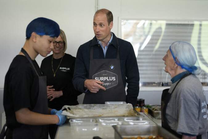 Le prince de Galles rencontre des employés lors de sa visite à Surplus to Supper.