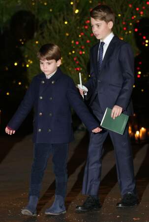 Le prince Louis et son grand-frère le prince George lors de la célébration de Noël, le 8 décembre 2023.