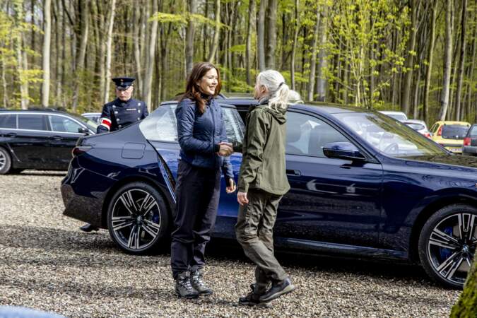 La reine Mary salue ceux qui l'accompagneront lors de la visite de ce sentier de randonnée dans la forêt de Hannenov au Danemark.