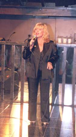 En 2001, Nicoletta (57 ans) est l'une des nombreuses interprètes du titre Que serai-je demain ? en tant que membre du collectif féminin Les Voix de l'espoir créé par Princess Erika.