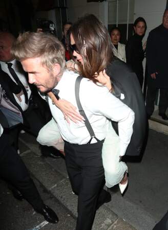 David Beckham aide Victoria à quitter sa soirée d'anniversaire à Londres.