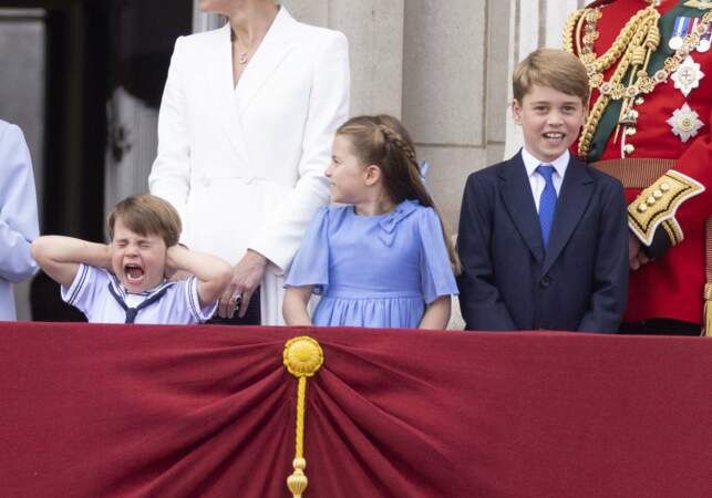 Le prince Louis se bouche les oreilles lors du jubilé de platine (70 ans de règne) de la reine Elizabeth II, le 2 juin 2022.