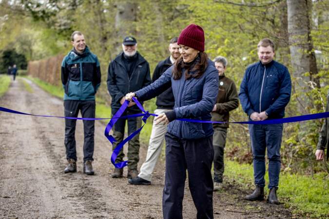 La reine Mary inaugure officiellement le sentier de randonnée dans la forêt de Hannenov.