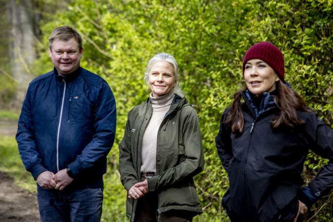 La garde forestière Jane Skov Lind, le maire Simon Hansen et la reine Mary dans la forêt de Hannenov.