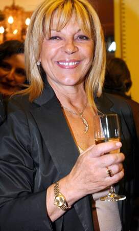 En 2003, elle participe au gala de l'aide à l'enfant réfugié à Paris.