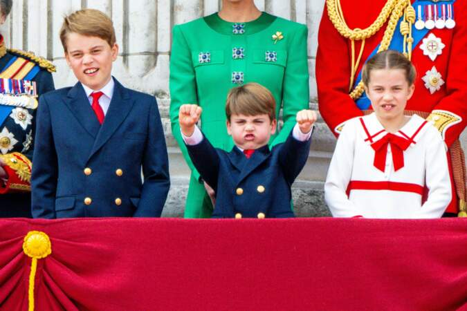 Prince George, Prince Charlotte et Prince Louis très amusés par les salutations au balcon lors du Trooping the Colour 2023.