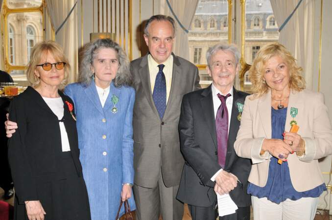 Nicoletta est décorée de l'Ordre des Arts et des Lettres par le ministre français de la Culture Frédéric Mitterrand au ministère de la Culture à Paris, en 2010.