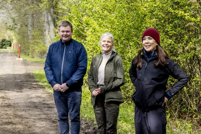 La garde forestière Jane Skov Lind, le maire Simon Hansen et la reine Mary inaugurent un sentier de randonnée dans la forêt Hannenov à Falster.