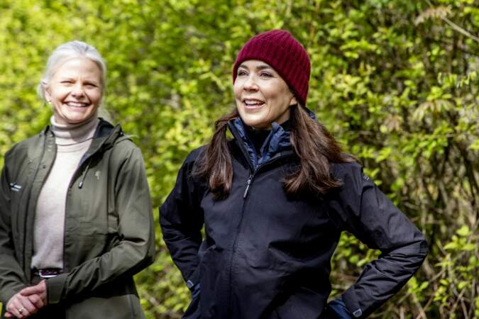 La garde forestière Jane Skov Lind et la reine Mary inaugurent un sentier de randonnée dans la forêt Hannenov à Falster, le lundi 22 avril 2024.