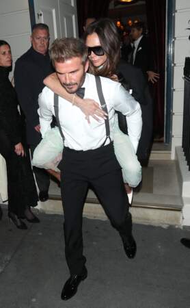 Victoria Beckham s'est cassée le pied le jour de la Saint-Valentin après être tombée à la salle de sport. Son mari David Beckham l'a donc portée sur son dos à la sortie de sa fête d'anniversaire.