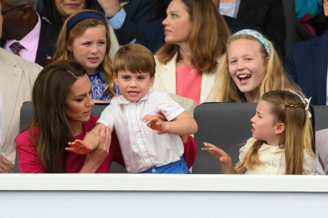 Le prince Louis dans les bras de sa mère, Kate Middleton.