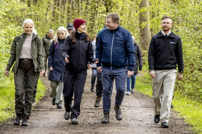 La garde forestière Jane Skov Lind, le maire Simon Hansen et la reine Mary inaugurent un sentier de randonnée dans la forêt de Hannenov à Falster, le lundi 22 avril 2024.