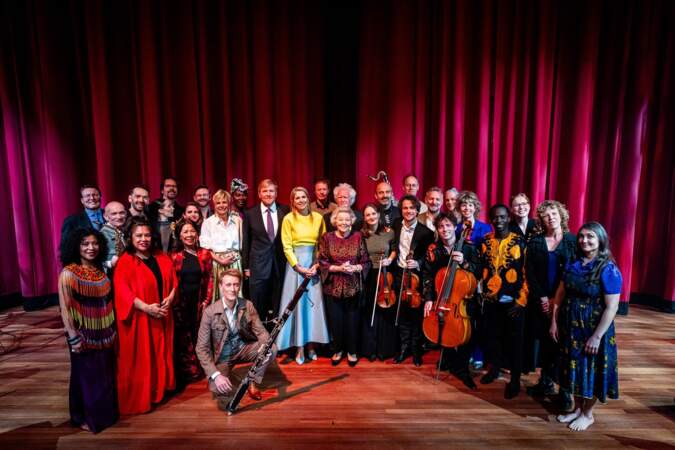 Le roi Willem-Alexander, la reine Maxima et la princesse Beatrix des Pays-Bas prennent la pose avec les artistes du concert annuel de la Journée du Roi.