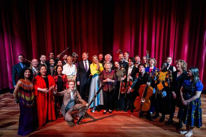 Le roi Willem-Alexander, la reine Maxima et la princesse Beatrix des Pays-Bas sont ravis de passer ce moment avec les artistes du concert Kingsday.