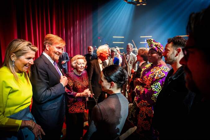 Le roi Willem-Alexander, la reine Maxima et la princesse Beatrix des Pays-Bas discutent avec les équipes du concert annuel de la Journée du Roi à Emmen.