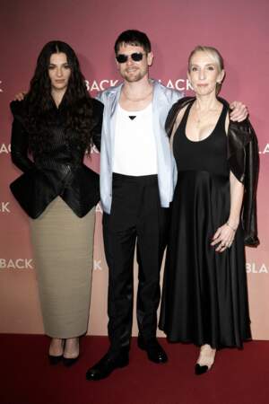Marisa Abela (Amy), Jack O'Connell (Blake) et la réalisatrice Sam Taylor-Johnson à la première de Back To Black à L'Olympia.