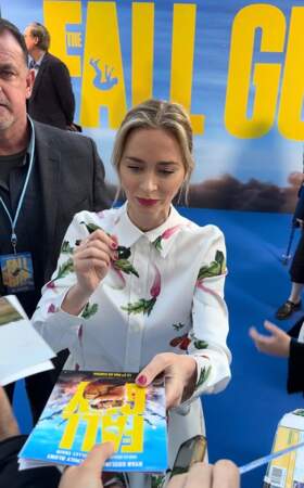 Emily Blunt signe des autographes lors de la première du film The Fall Guy à Paris.