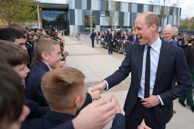 Le prince de Galles salue les écoliers