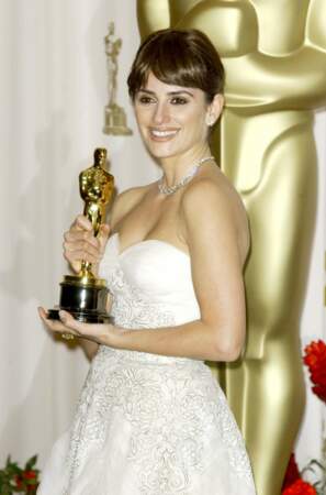Sa prestation lui vaut l’Oscar du Meilleur second rôle féminin. 
Penélope Cruz est alors âgée de 34 ans.